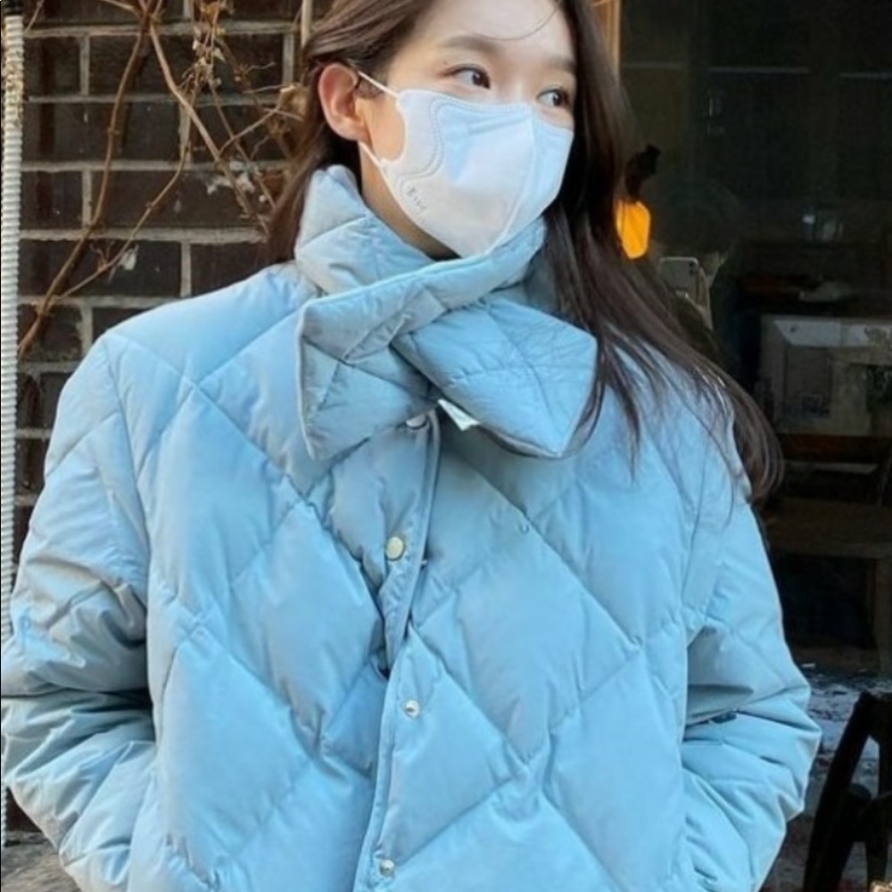 Avie muah quilted goose down jacket & muffler set in Sky color